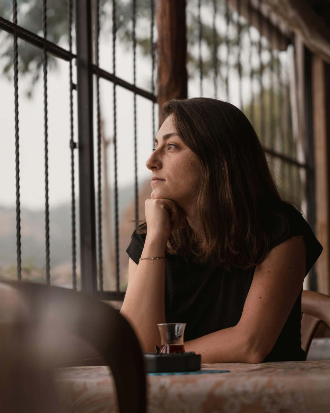 Hay una pregunta que muchas personas se hacen en algún momento de su vida. ¿Por qué algunas personas consiguen superar situaciones muy difíciles mientras que otras permanecen atrapadas en el sufrimiento durante años? Cuando atravesamos una enfermedad, una separación, la pérdida de un ser querido o cualquier otra situación difícil, es normal pensar que nuestro bienestar depende únicamente de que las circunstancias cambien. De hecho, muchas personas no buscan una vida perfecta. Lo que realmente desean es dejar de sufrir tanto por aquello que les ocurre. Sin embargo, después de más de treinta años practicando y enseñando Chi Kung tradicional, he llegado a una conclusión que transformó profundamente mi manera de entender el bienestar. Muchas veces, la diferencia no está únicamente en los problemas que vivimos, sino en los recursos internos con los que los afrontamos. Nos enseñan a desarrollar recursos externos, pero casi nunca recursos internos Desde pequeños aprendemos a desenvolvernos en el mundo. Estudiamos. Trabajamos. Ahorramos. Intentamos construir una vida estable. Nos preocupamos por nuestra salud física y por ofrecer lo mejor a nuestra familia. Todo eso es importante. Sin embargo, pocas veces alguien nos enseña a desarrollar aquello que realmente determina cómo vivimos cada experiencia. Nuestro estado interior. Mientras todo va bien, esto puede pasar desapercibido. Pero cuando aparecen el estrés, la ansiedad, la preocupación o los momentos difíciles, descubrimos que tener éxito profesional, estabilidad económica o reconocimiento no siempre es suficiente para sentirnos en paz. El verdadero problema no siempre es lo que ocurre Sería poco realista decir que el sufrimiento no depende de las circunstancias. Claro que depende. Hay situaciones profundamente dolorosas. Pero también es cierto que dos personas pueden vivir una experiencia muy parecida y reaccionar de formas completamente diferentes. Una queda atrapada por el miedo, la preocupación o la tristeza. La otra también sufre, pero poco a poco consigue recuperar el equilibrio. ¿Qué marca la diferencia? Hoy solemos hablar de fortaleza emocional o de resiliencia. Desde la perspectiva del Chi Kung tradicional, esa capacidad también puede desarrollarse. Y comienza fortaleciendo nuestros recursos internos. ¿Qué son los recursos internos? Para mí, los recursos internos son aquellas cualidades que nadie puede comprarte, regalarte o quitarte. La serenidad para mantener la calma. La claridad mental para tomar mejores decisiones. La confianza para seguir adelante. La vitalidad para afrontar el día con energía. La alegría para disfrutar de la vida incluso cuando las circunstancias no son perfectas. Estos recursos no aparecen por casualidad. Se cultivan. Igual que fortalecemos un músculo mediante el entrenamiento. Lo que aprendí del maestro Wong Kiew Kit Cuando conocí al maestro Wong Kiew Kit hace más de treinta años, hubo algo que llamó profundamente mi atención. Las personas que llevaban años practicando Chi Kung auténtico no solo parecían más sanas. Había algo diferente en su forma de vivir. Transmitían serenidad. Alegría. Confianza. Vitalidad. No parecía un esfuerzo. Era una consecuencia natural de la práctica. Con el tiempo comprendí que uno de los mayores regalos del Chi Kung tradicional no consiste solo en mejorar la salud. Consiste en desarrollar un estado interior que nos permita vivir mejor. A lo largo de estos años he acompañado a cientos de personas que llegaron buscando aliviar un problema concreto. Muchas querían reducir el estrés. Otras buscaban recuperar la energía o dormir mejor. Pero con el tiempo descubrían algo mucho más importante. No solo estaban mejorando un síntoma. Estaban desarrollando una forma diferente de afrontar la vida. No siempre podemos cambiar la vida, pero sí nuestra manera de vivirla Vivimos en una cultura que busca soluciones rápidas. Queremos que desaparezcan los problemas. Que cambien las circunstancias. Que todo vuelva a ser como antes. Pero muchas veces olvidamos una posibilidad mucho más profunda. Aunque la vida siga siendo la misma, si nosotros cambiamos por dentro, también cambia nuestra forma de vivirla. Y ese cambio transforma profundamente nuestra experiencia. No porque los problemas desaparezcan. Sino porque dejamos de afrontarlos desde el miedo, el agotamiento o la desesperanza. Una inversión para toda la vida A lo largo de los años he comprendido que una de las mejores inversiones que podemos hacer no está en acumular más cosas. Está en desarrollar aquello que nadie puede quitarnos. Nuestros recursos internos. Porque la vida siempre cambiará. Habrá momentos de alegría y momentos de dificultad. Pero, cuanto más cultivemos la serenidad, la claridad, la confianza, la vitalidad y la alegría, menos dependeremos de las circunstancias para sentirnos bien. Quizá esa sea una de las mayores enseñanzas que el maestro Wong Kiew Kit ha transmitido a miles de alumnos en todo el mundo. El verdadero objetivo del Chi Kung tradicional no es vivir una vida sin problemas. Es convertirnos en una persona capaz de afrontarlos con más serenidad, claridad, confianza y vitalidad. Una pregunta para ti Si pudieras desarrollar un recurso interno que transformara tu forma de vivir los próximos años… ¿Cuál elegirías? Porque la calidad de tu vida no dependerá únicamente de lo que ocurra a tu alrededor. También dependerá de los recursos internos que desarrolles para vivirla. Y quizá esa sea una de las decisiones más importantes que puedas empezar a tomar hoy. Hay una pregunta que muchas personas se hacen en algún momento de su vida. ¿Por qué algunas personas consiguen superar situaciones muy difíciles mientras que otras permanecen atrapadas en el sufrimiento durante años? Cuando atravesamos una enfermedad, una separación, la pérdida de un ser querido o cualquier otra situación difícil, es normal pensar que nuestro bienestar depende únicamente de que las circunstancias cambien. De hecho, muchas personas no buscan una vida perfecta. Lo que realmente desean es dejar de sufrir tanto por aquello que les ocurre. Sin embargo, después de más de treinta años practicando y enseñando Chi Kung tradicional, he llegado a una conclusión que transformó profundamente mi manera de entender el bienestar. Muchas veces, la diferencia no está únicamente en los problemas que vivimos, sino en los recursos internos con los que los afrontamos. Nos enseñan a desarrollar recursos externos, pero casi nunca recursos internos Desde pequeños aprendemos a desenvolvernos en el mundo. Estudiamos. Trabajamos. Ahorramos. Intentamos construir una vida estable. Nos preocupamos por nuestra salud física y por ofrecer lo mejor a nuestra familia. Todo eso es importante. Sin embargo, pocas veces alguien nos enseña a desarrollar aquello que realmente determina cómo vivimos cada experiencia. Nuestro estado interior. Mientras todo va bien, esto puede pasar desapercibido. Pero cuando aparecen el estrés, la ansiedad, la preocupación o los momentos difíciles, descubrimos que tener éxito profesional, estabilidad económica o reconocimiento no siempre es suficiente para sentirnos en paz. El verdadero problema no siempre es lo que ocurre Sería poco realista decir que el sufrimiento no depende de las circunstancias. Claro que depende. Hay situaciones profundamente dolorosas. Pero también es cierto que dos personas pueden vivir una experiencia muy parecida y reaccionar de formas completamente diferentes. Una queda atrapada por el miedo, la preocupación o la tristeza. La otra también sufre, pero poco a poco consigue recuperar el equilibrio. ¿Qué marca la diferencia? Hoy solemos hablar de fortaleza emocional o de resiliencia. Desde la perspectiva del Chi Kung tradicional, esa capacidad también puede desarrollarse. Y comienza fortaleciendo nuestros recursos internos. ¿Qué son los recursos internos? Para mí, los recursos internos son aquellas cualidades que nadie puede comprarte, regalarte o quitarte. La serenidad para mantener la calma. La claridad mental para tomar mejores decisiones. La confianza para seguir adelante. La vitalidad para afrontar el día con energía. La alegría para disfrutar de la vida incluso cuando las circunstancias no son perfectas. Estos recursos no aparecen por casualidad. Se cultivan. Igual que fortalecemos un músculo mediante el entrenamiento. Lo que aprendí del maestro Wong Kiew Kit Cuando conocí al maestro Wong Kiew Kit hace más de treinta años, hubo algo que llamó profundamente mi atención. Las personas que llevaban años practicando Chi Kung auténtico no solo parecían más sanas. Había algo diferente en su forma de vivir. Transmitían serenidad. Alegría. Confianza. Vitalidad. No parecía un esfuerzo. Era una consecuencia natural de la práctica. Con el tiempo comprendí que uno de los mayores regalos del Chi Kung tradicional no consiste solo en mejorar la salud. Consiste en desarrollar un estado interior que nos permita vivir mejor. A lo largo de estos años he acompañado a cientos de personas que llegaron buscando aliviar un problema concreto. Muchas querían reducir el estrés. Otras buscaban recuperar la energía o dormir mejor. Pero con el tiempo descubrían algo mucho más importante. No solo estaban mejorando un síntoma. Estaban desarrollando una forma diferente de afrontar la vida. No siempre podemos cambiar la vida, pero sí nuestra manera de vivirla Vivimos en una cultura que busca soluciones rápidas. Queremos que desaparezcan los problemas. Que cambien las circunstancias. Que todo vuelva a ser como antes. Pero muchas veces olvidamos una posibilidad mucho más profunda. Aunque la vida siga siendo la misma, si nosotros cambiamos por dentro, también cambia nuestra forma de vivirla. Y ese cambio transforma profundamente nuestra experiencia. No porque los problemas desaparezcan. Sino porque dejamos de afrontarlos desde el miedo, el agotamiento o la desesperanza. Una inversión para toda la vida A lo largo de los años he comprendido que una de las mejores inversiones que podemos hacer no está en acumular más cosas. Está en desarrollar aquello que nadie puede quitarnos. Nuestros recursos internos. Porque la vida siempre cambiará. Habrá momentos de alegría y momentos de dificultad. Pero, cuanto más cultivemos la serenidad, la claridad, la confianza, la vitalidad y la alegría, menos dependeremos de las circunstancias para sentirnos bien. Quizá esa sea una de las mayores enseñanzas que el maestro Wong Kiew Kit ha transmitido a miles de alumnos en todo el mundo. El verdadero objetivo del Chi Kung tradicional no es vivir una vida sin problemas. Es convertirnos en una persona capaz de afrontarlos con más serenidad, claridad, confianza y vitalidad. Una pregunta para ti Si pudieras desarrollar un recurso interno que transformara tu forma de vivir los próximos años… ¿Cuál elegirías? Porque la calidad de tu vida no dependerá únicamente de lo que ocurra a tu alrededor. También dependerá de los recursos internos que desarrolles para vivirla. Y quizá esa sea una de las decisiones más importantes que puedas empezar a tomar hoy.